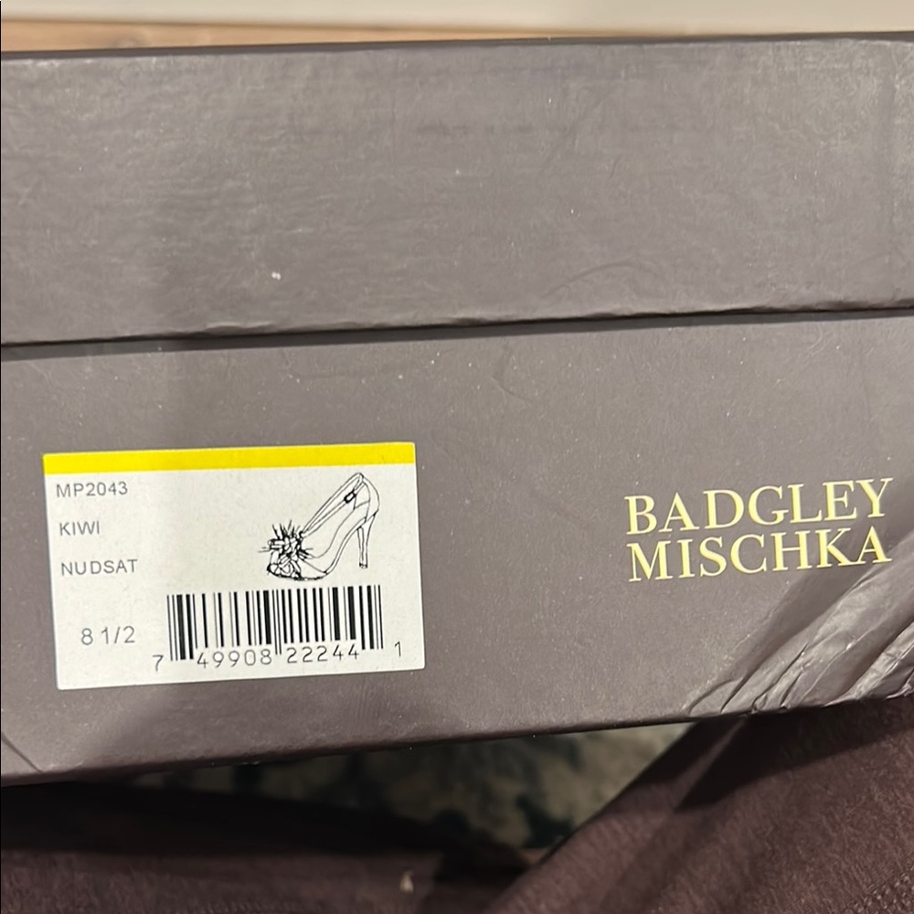 NWT Badgley Mischka beige satin heels with tulle and feather accent - Picture 8 of 8